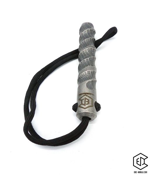 Handgeschmiedeter Kubotan HC-22-2 Unikat (Custom Made) von vorne auf weißem Hintergrund. Seriennummer SN sichtbar, Totenkopf-Gravur, schwarzer Paracord-Fangriemen, 3 Bohrungen. GPSR: Chargennummer/Hersteller SN für Rückverfolgbarkeit. Nur als Grifffestige